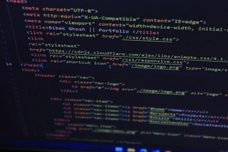 Un espace de travail de design bien agencé, équipé de deux écrans et affichant des logiciels de création.